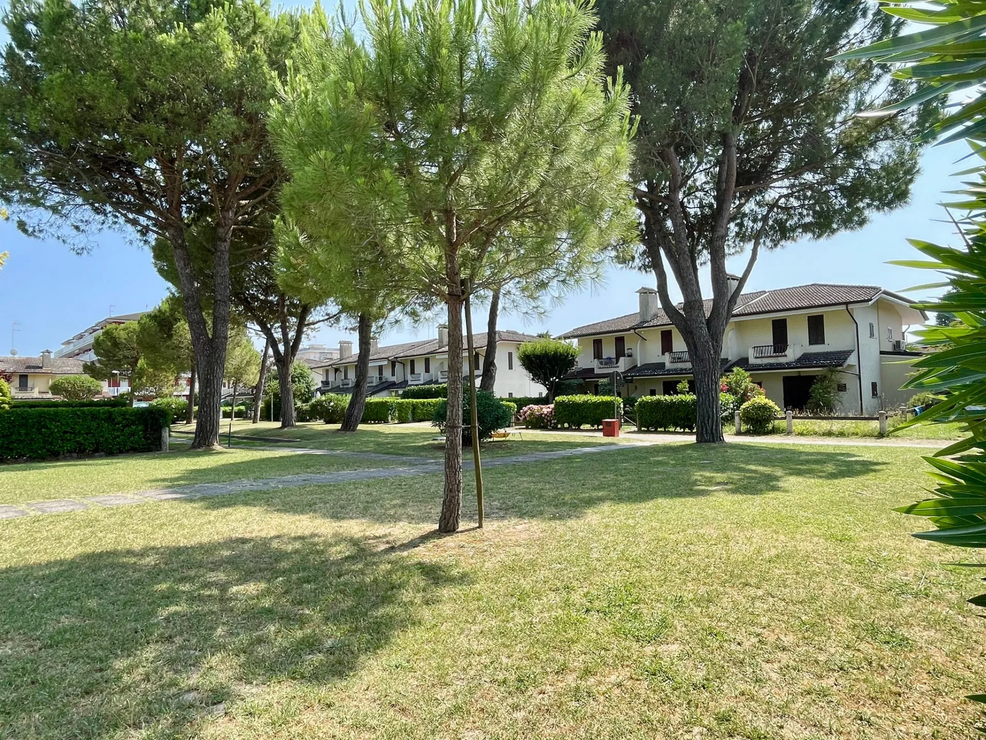 Villetta ristrutturata con piscina a due passi dal mare: eleganza e relax nel verde del Villaggio Los Nidos - Foto 24