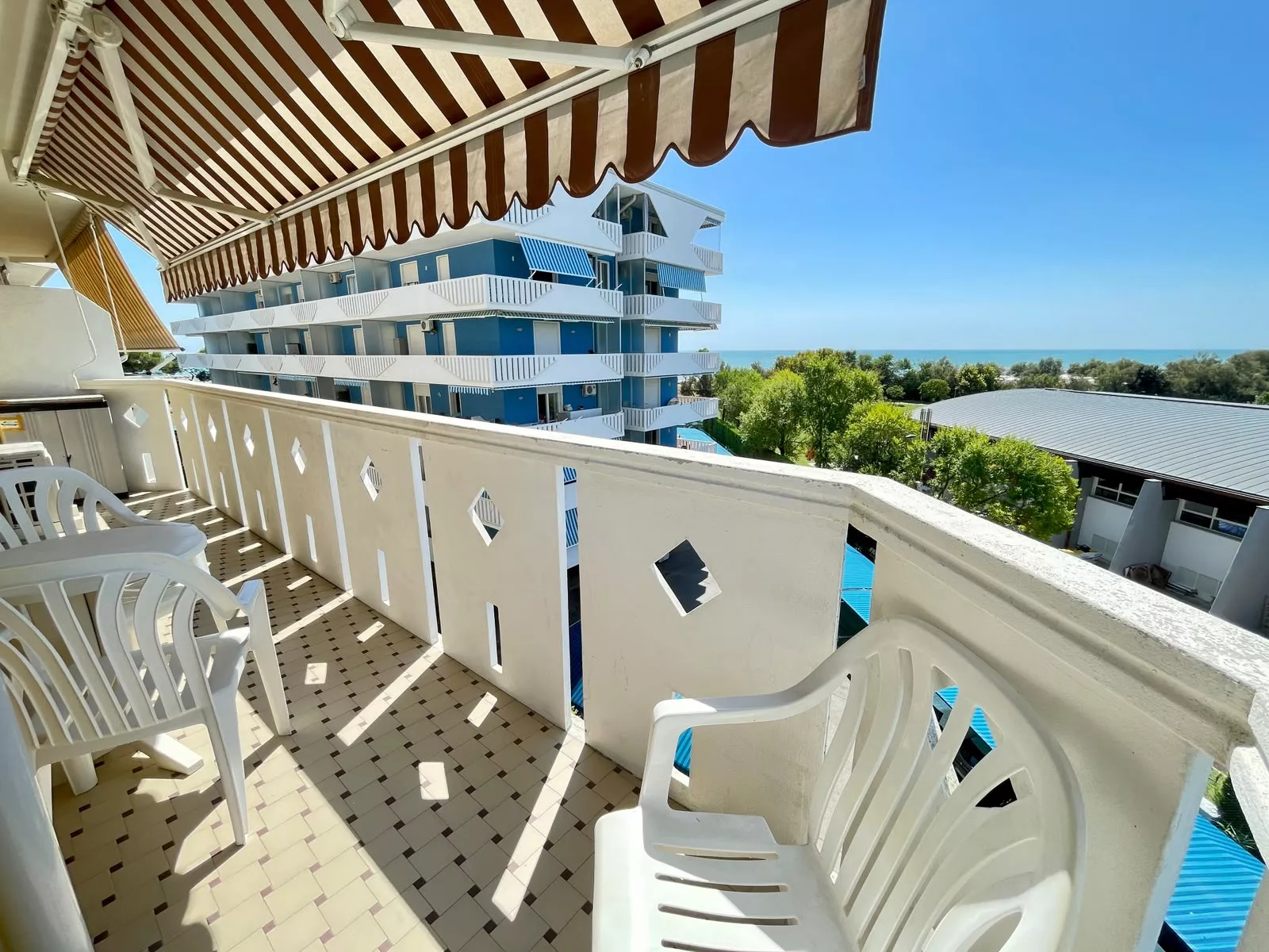 Residence La Zattera - appartamento di angolo con vista mare e piscina, a soli 50 mt dal mare - Foto 12